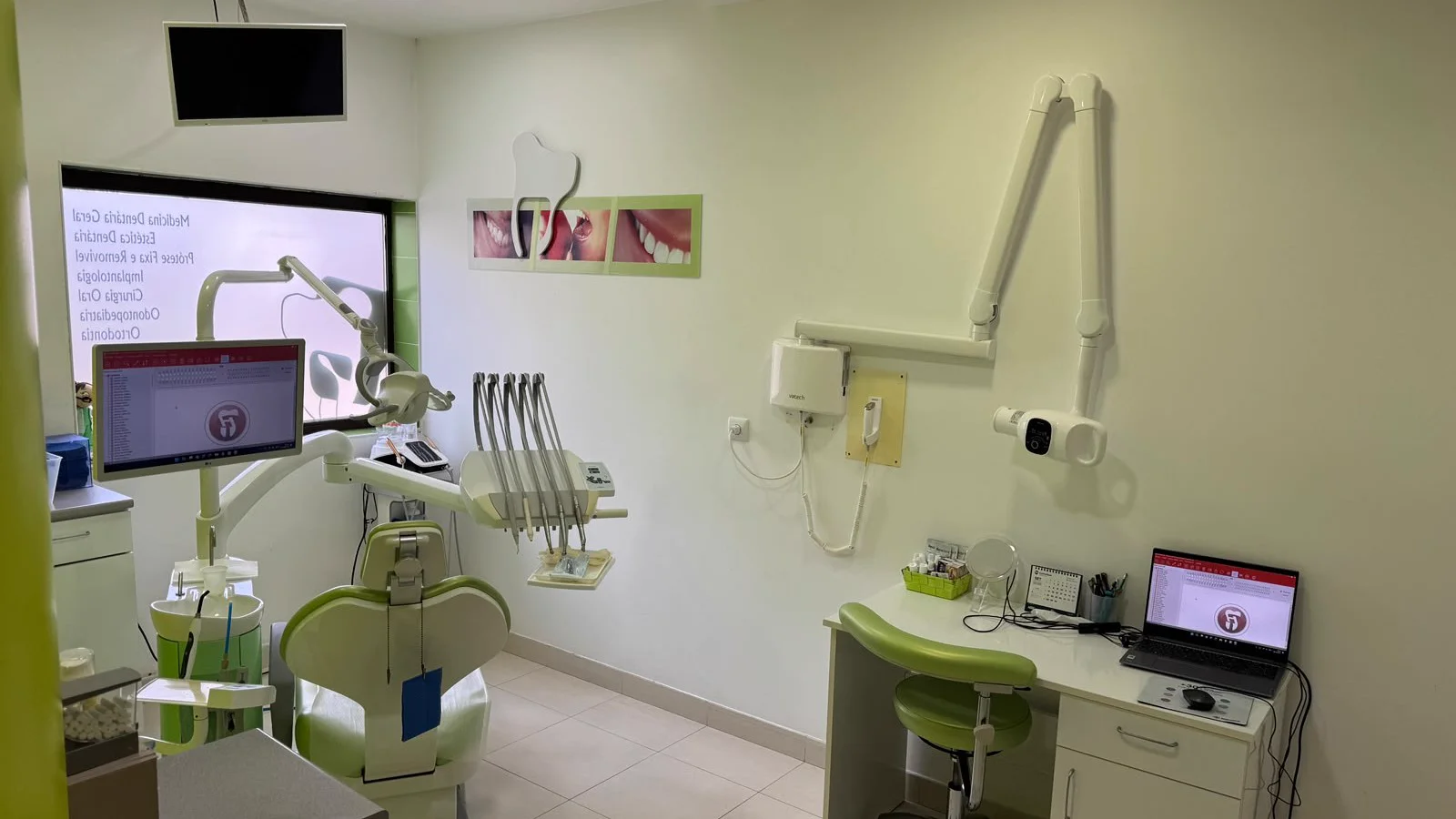 Gabinete de tratamento da Glamorous Smile com cadeira, ecrã e aparelho de raios-X